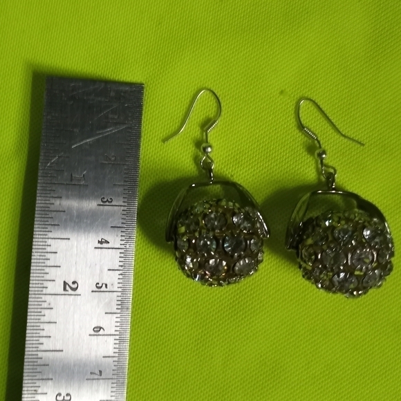 Silvertone rhinestone leaf 🍃 wire rotating rhinestone earrings - Picture 3 of 4